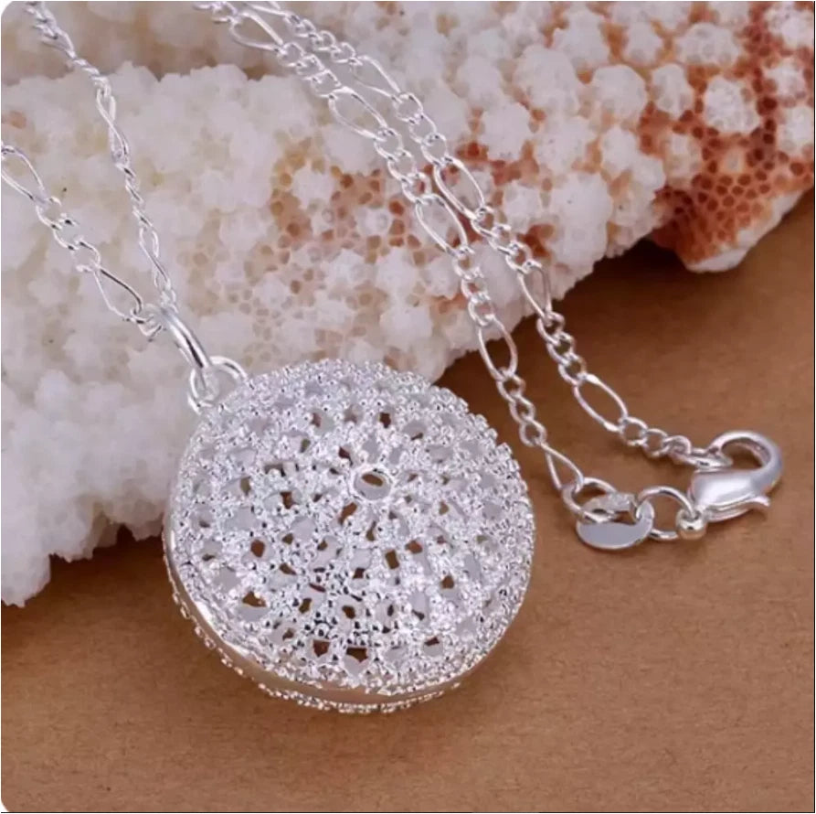 Geometric Flower Hollow Necklace