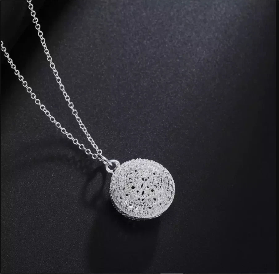 Geometric Flower Hollow Necklace